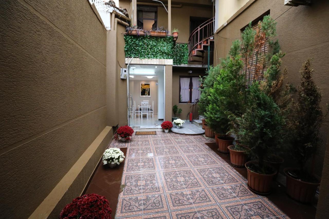 Little Corner Hostel Tirana Exterior photo